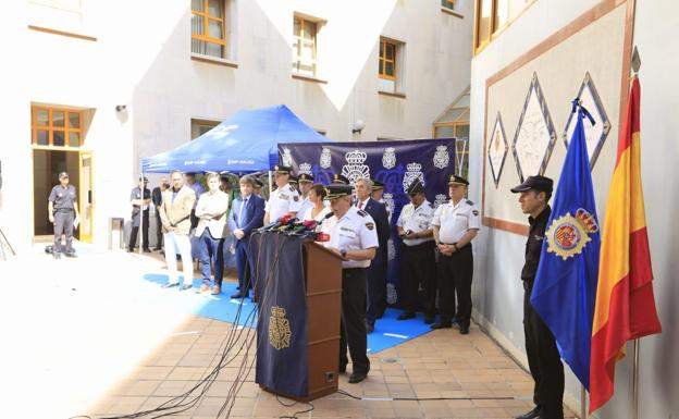 Imagen principal - La Policía Nacional refuerza la seguridad de los turistas con la llegada a Málaga de 205 agentes en prácticas