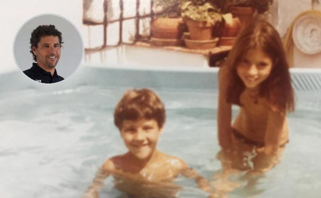 1980, en familia. El impulsor de Brazadas Solidarias, en la piscina Toi instalada en el patio de su casa, con su hermana Carlota.