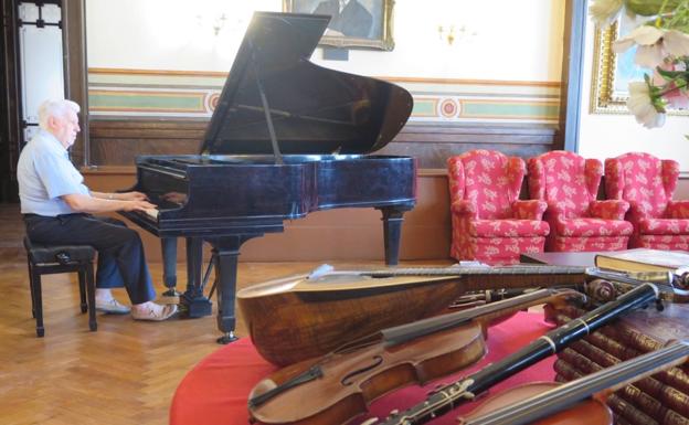Angelo Bonamore, pianista de 85 años, tocando en un salón de la residencia. 