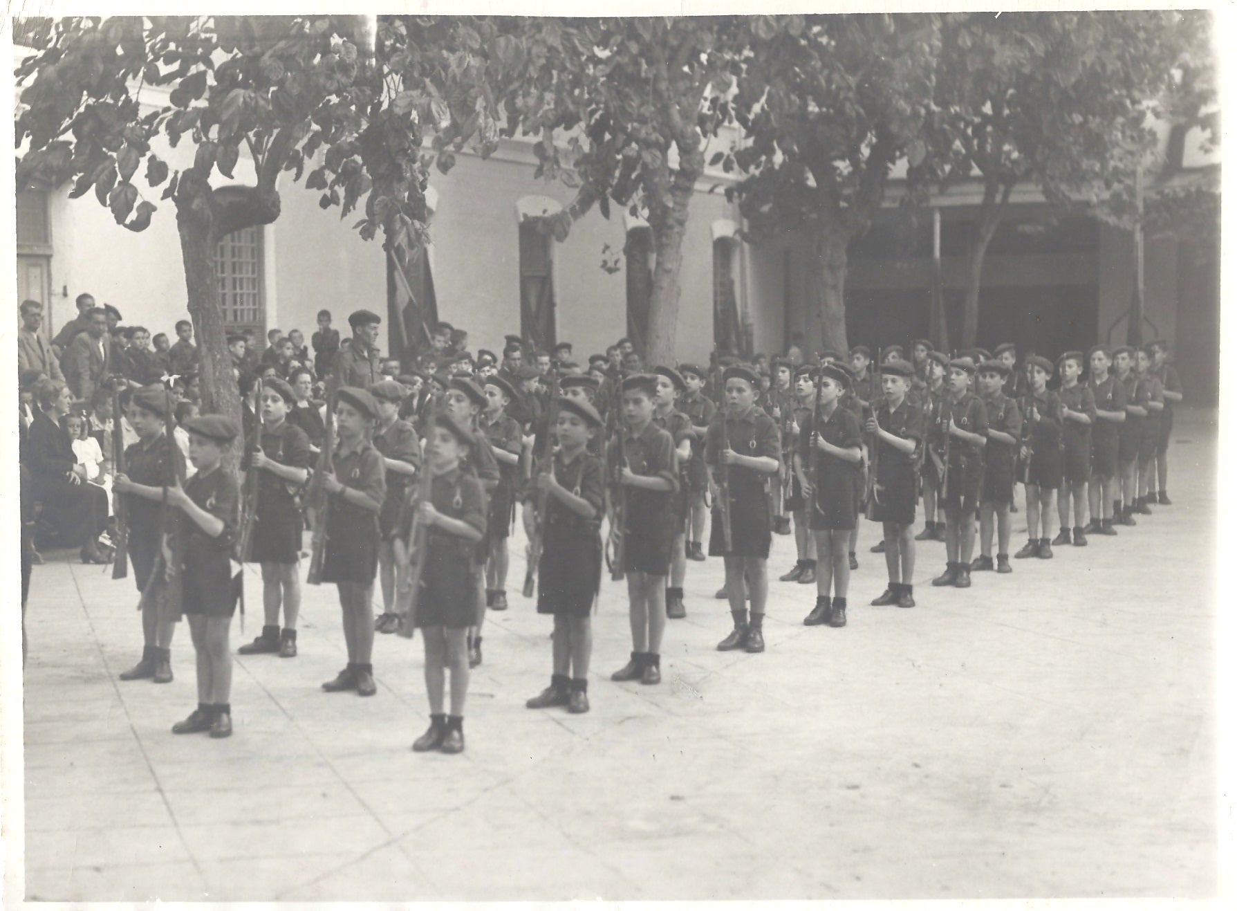 Niños de las Organizaciones Juveniles de Falange en formación. Año 1939. (Archivo del Autor)