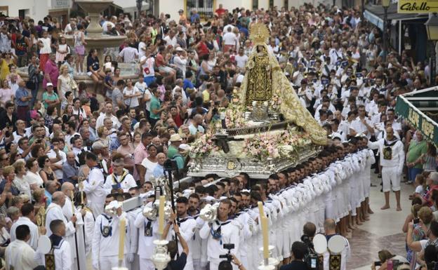 Imagen principal - La Carihuela. Torremolinos volvió a celebrar por todo lo alto la festividad de su patrona. El Palo. Emoción a flor de piel en el rebalaje. Pedregalejo. Momento en el que la Virgen del Carmen era embarcada, rodeada de cientos de devotos. 