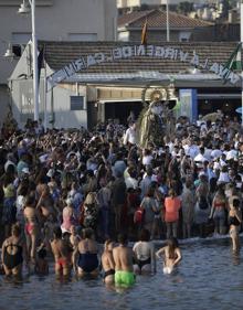 Imagen secundaria 2 - La Carihuela. Torremolinos volvió a celebrar por todo lo alto la festividad de su patrona. El Palo. Emoción a flor de piel en el rebalaje. Pedregalejo. Momento en el que la Virgen del Carmen era embarcada, rodeada de cientos de devotos. 