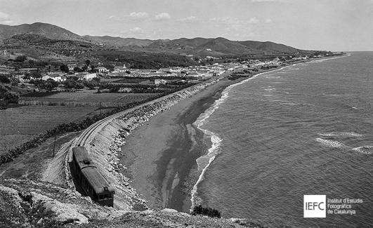 El tren, a su paso por Rincón de la Victoria.