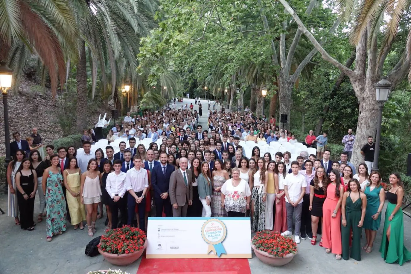 Los galardonados en los XI Premios Educación Ciudad de Málaga posan en una foto de familia en las instalaciones de la Concepción.