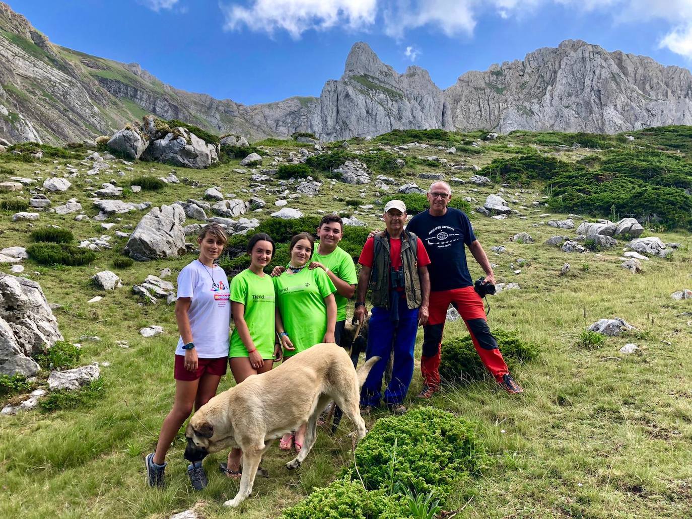 Cinco jóvenes malagueños que han superado el cáncer concluyen la 'Primera Aventura Trashumante entre Lobos y Mastines'