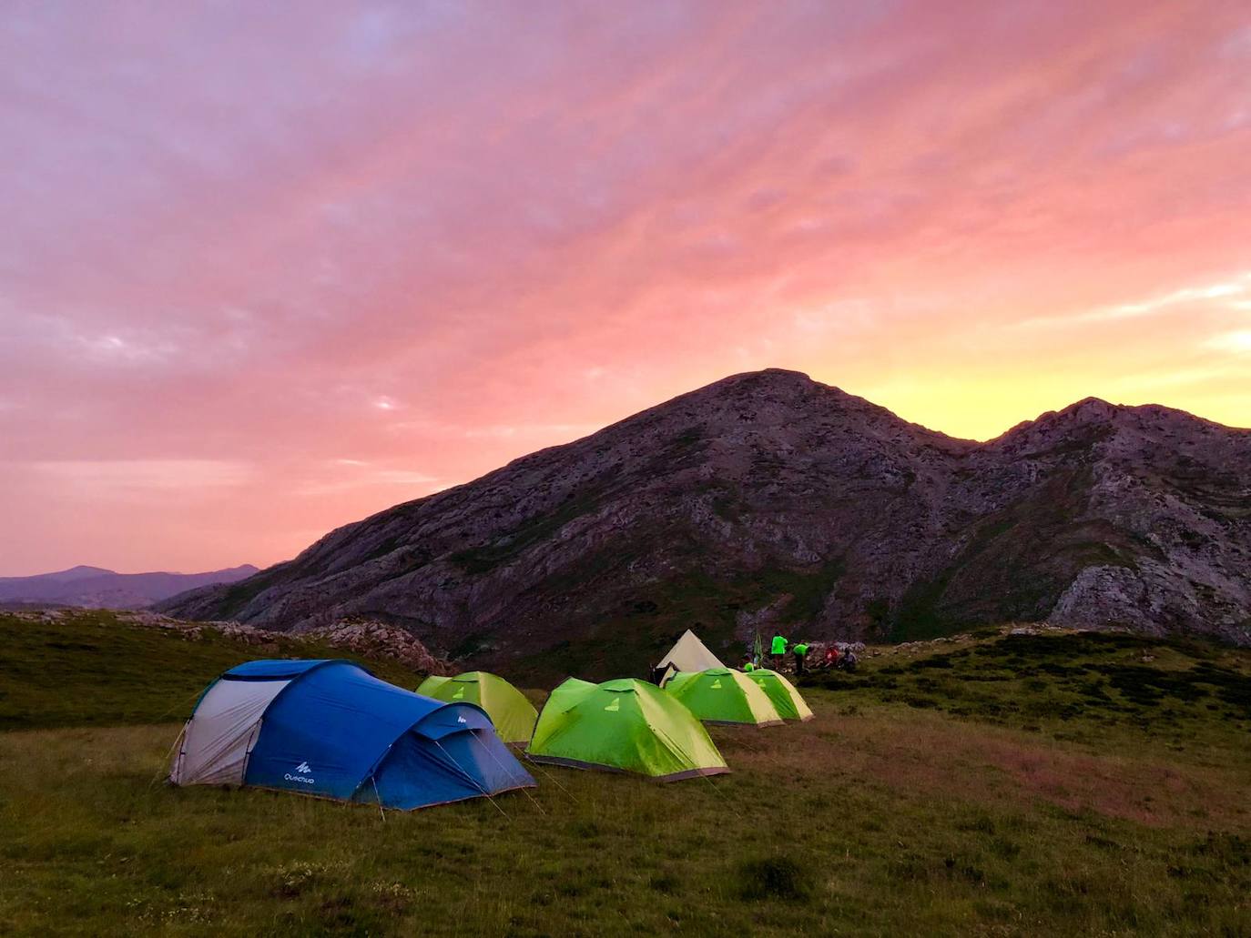 Cinco jóvenes malagueños que han superado el cáncer concluyen la 'Primera Aventura Trashumante entre Lobos y Mastines'