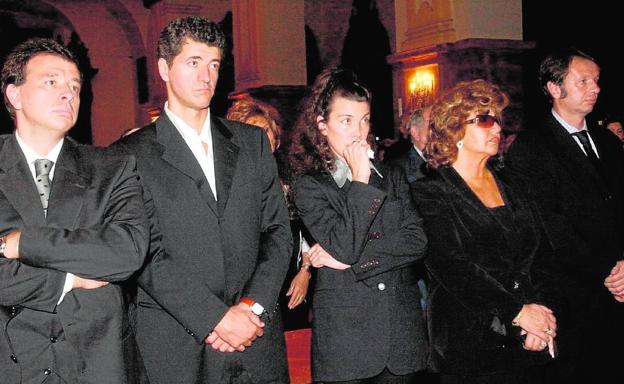 Óscar, Miguel Ángel, Miriam y Jesús Gil Marín, junto a su madre en el funeral de Jesús Gil.