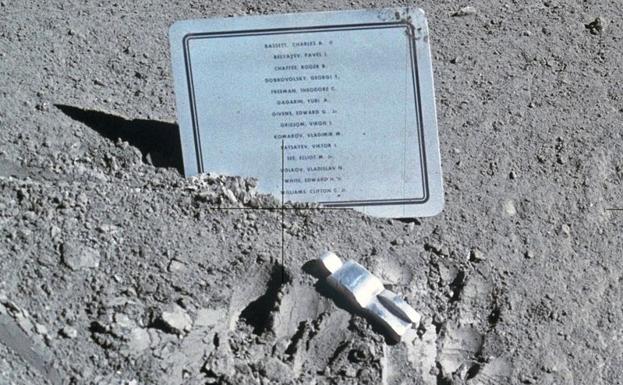 La placa con los astronautas caídos.