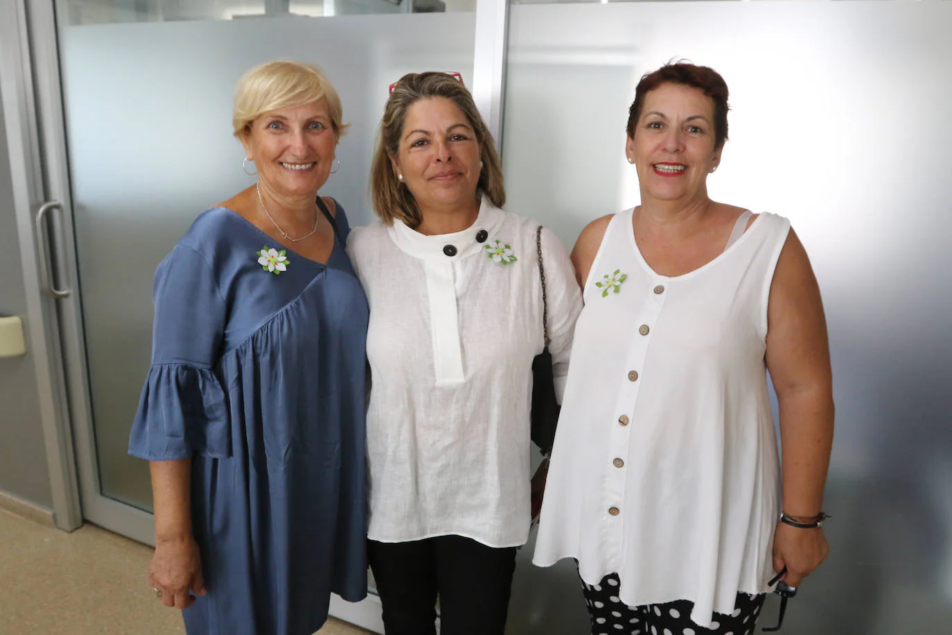 Juani Toro, Concha Navarro y María Morito en la presentación de 'La campana de los sueños' en Quirónsalud Marbella. 