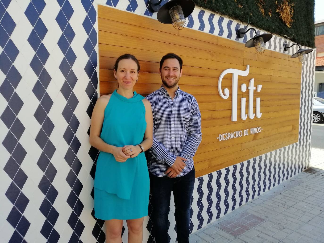 Pilar Martínez y Pablo Guirado tras la firma de un convenio de prácticas entre Tití Despacho de Vinos y EADE.