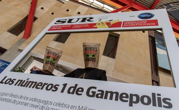 Galería. Particfipantes de Gamepolis, este sábado, en la portada especial de SUR.