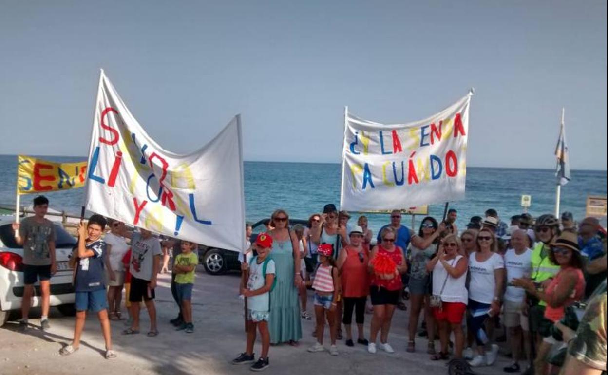 Un grupo de vecinos, con sus pancartas, en la protesta.