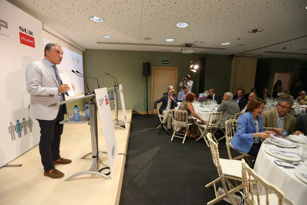 El responsable de Salud y Familias de la Junta de Andalucía ha protagonizado un encuentro-coloquio en el Hospital CHIP