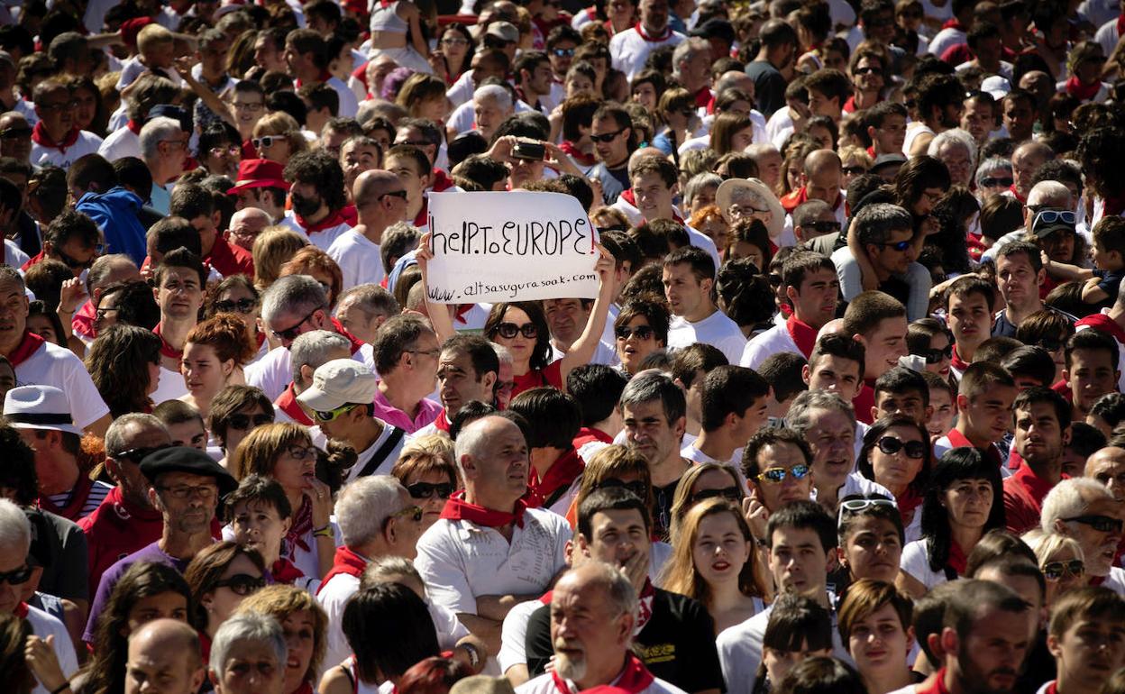 Concentración multitudinaria de manifestantes que apoyan a los detenidos por los sucesos de Alsasua. 