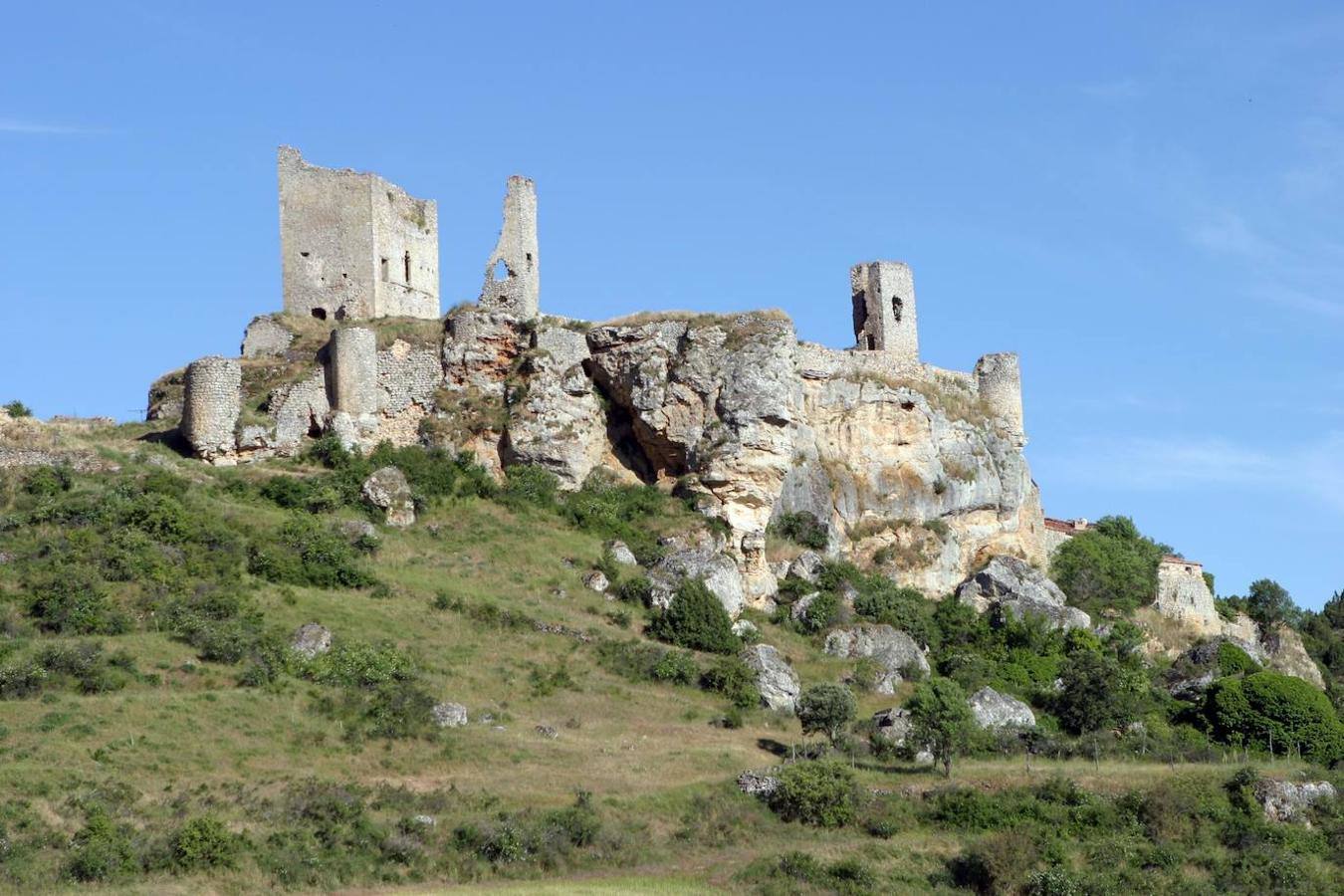Calatañazor (Soria): Este pueblo pequeño de la provincia de Soria es, también, un viaje a la España más medieval. Calatañazor permanece arropada entre muros y torres que hacen que el visitante se sienta atrapado por un paréntesis temporal. Destacan sus calles llenas de historia y el castillo de Santa María.