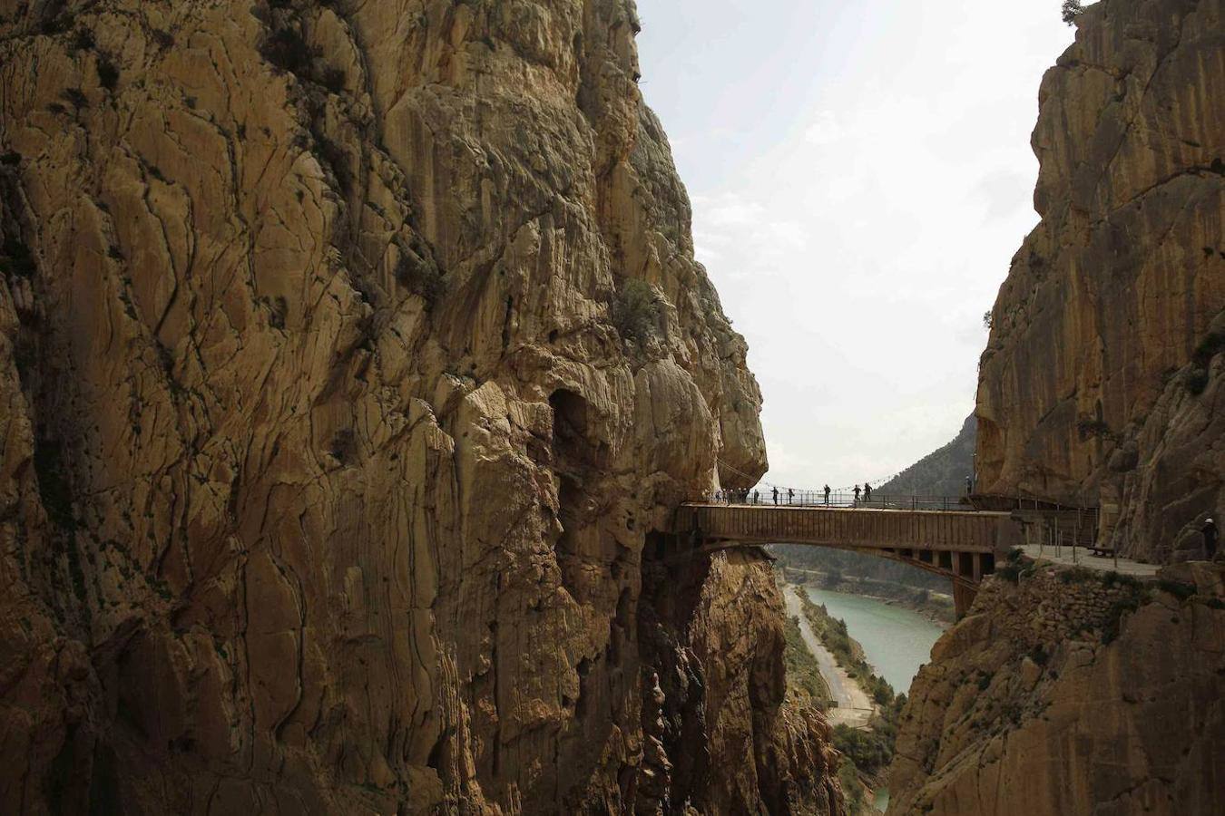 Caminito del Rey (Málaga): Este rincón solo es apto para los más aventureros. El caminito del Rey es un paso construido en las paredes del desfiladero de Los Gaitanes ideal para los amantes de las rutas, el senderismo y la adrenalina. Esta excursión se trata de una pasarela de más de 3 kilómetros, adosada a la roca en el interior de un cañón, con tramos de una anchura de apenas 1 metroy colgando hasta 100 metros de altura sobre el río.
