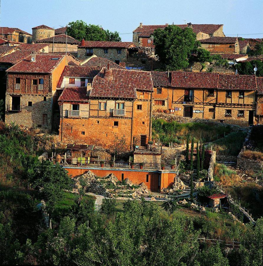 Calatañazor (Soria): Este pueblo pequeño de la provincia de Soria es, también, un viaje a la España más medieval. Calatañazor permanece arropada entre muros y torres que hacen que el visitante se sienta atrapado por un paréntesis temporal. Destacan sus calles llenas de historia y el castillo de Santa María.