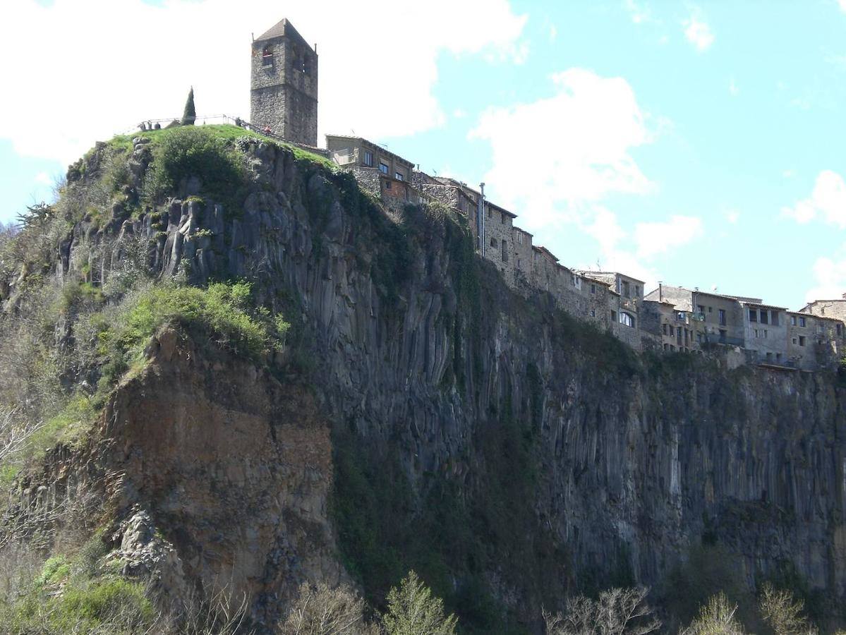 Castellfollit de la Roca (Girona): Este rincón catalán destaca por ser un pueblo ubicado al borde de un acantilado de basalto, de manera que las casas que componen este municipio parece que floten sobre la vegetación. La cantera de basalto del pueblo es la única cantera activa que existe actualmente en España.