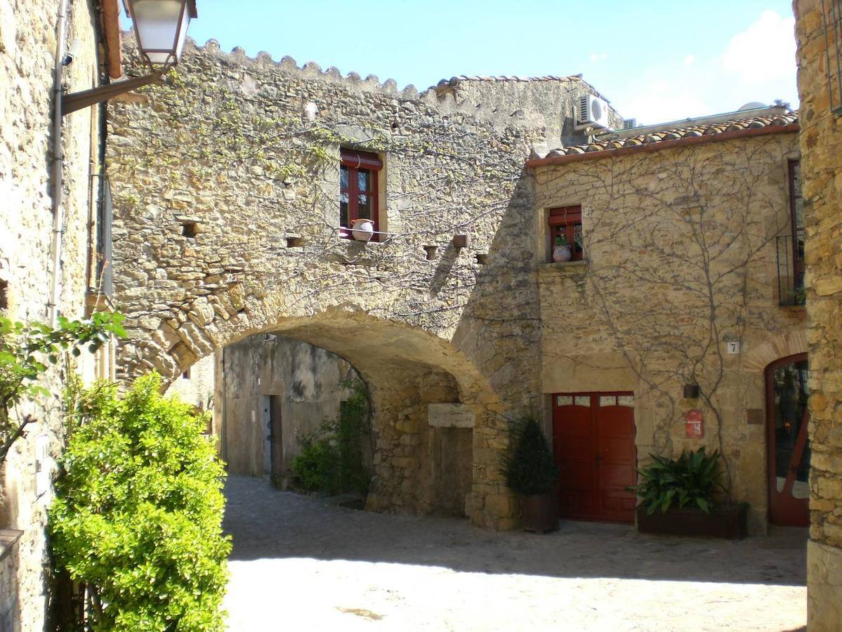 Peratallada (Girona): Este pueblo catalán es un auténtico viaje a la Edad Media. O a la Toscana italiana. Así lo han descrito aquellos que han tenido oportunidad de conocer este escondite. Un tramo pequeño de muralla con un arco avisa de la llegada al pueblo. Sus calles, a modo de laberinto, de piedra y su castillo de cuento son dos de los platos fuertes del municipio. Otra de las imágenes más repetidas son las enredaderas que crecen en muros y ventanas.