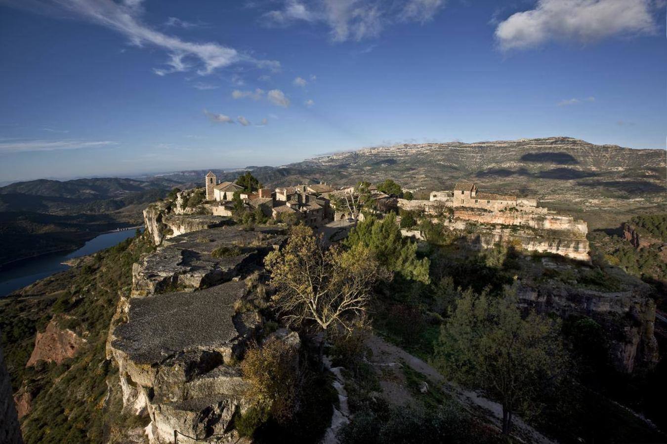 Siurana (Tarragona): Esta localidad es un lugar de cuento. Ubicado sobre un peñón de piedra caliza, ofrece una panóramica sobre la que se alzan calles y casas empedradas. Los puntos más destacables de este pequeño pueblo de leyenda son la iglesia románica y la antigua fortaleza árabe, muestra de la importancia histórica de este enclave.