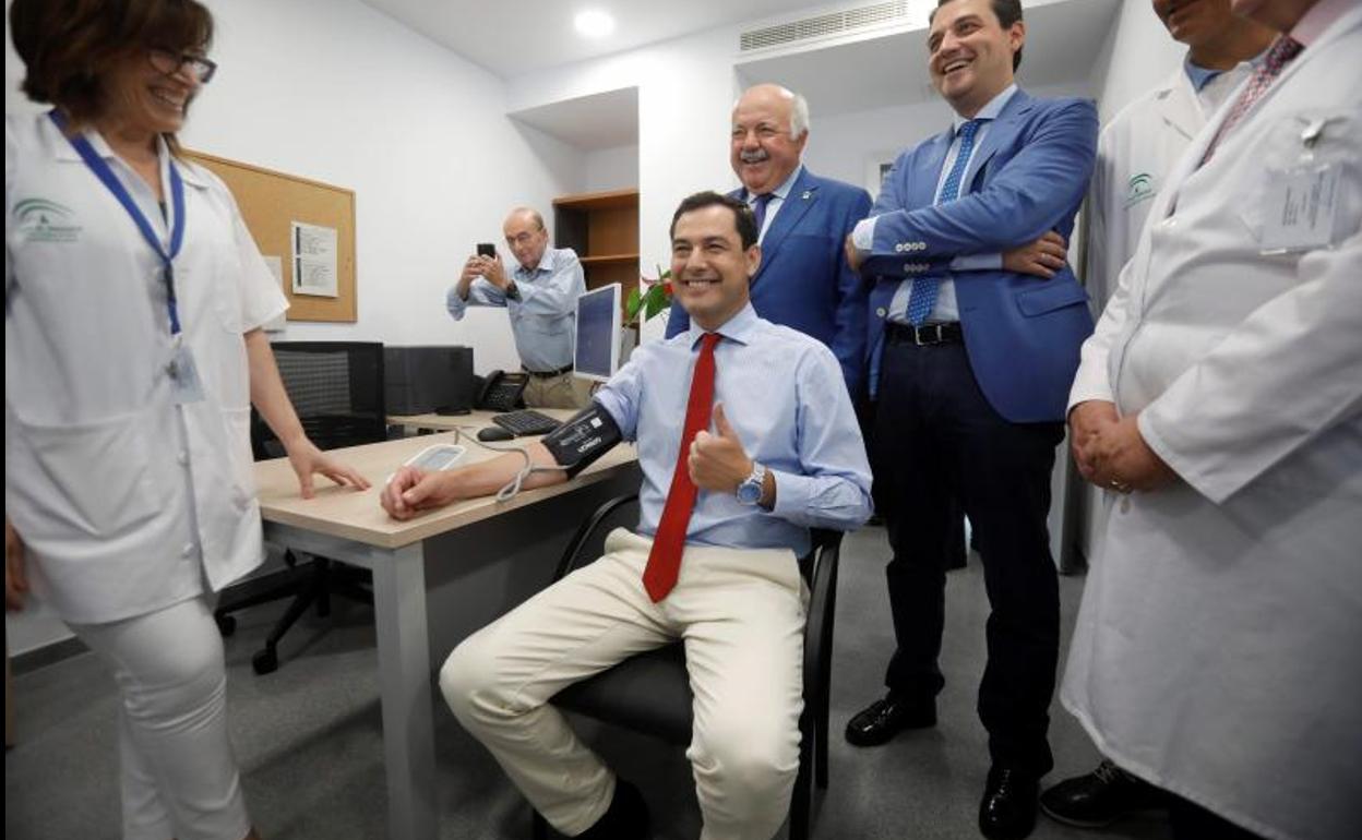 El presidente de la Junta de Andalucía, Juanma Moreno, se toma la tensión este miércoles durante la inauguración de un nuevo Centro de Salud en Córdoba.