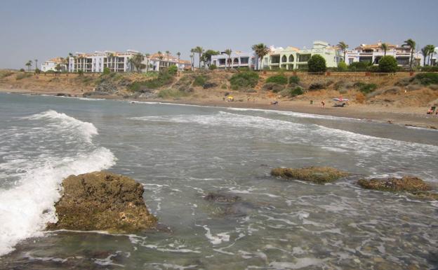 Imagen principal - Playa Chica. Abajo, acceso por escaleras a una de la zonas de Playa Chica y Torre de la Sal.