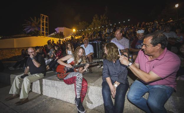 Los artistas interactúan con el público. 