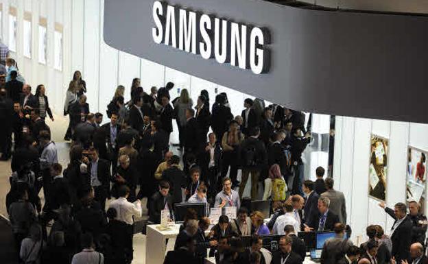 Numerosas personas en el stand de Samsung en el Mobile World Congress de Barcelona.