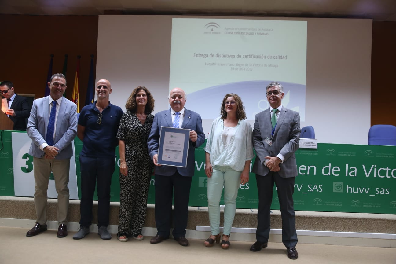 El consejero de Salud y Familias, Jesús Aguirre, ha presidido este viernes en Málaga la entrega de distintivos de certificación de calidad a unidades del sistema sanitario público de Andalucía y a centros de sanidad privada. El acto se he celebrado lugar en el Hospital Clínico. El consejero ha dicho que la calidad asistencial va en beneficio de los pacientes y ha precisado que en Málaga hay más de 1.200 profesionales y más de 120 unidades acreditados por su calidad.