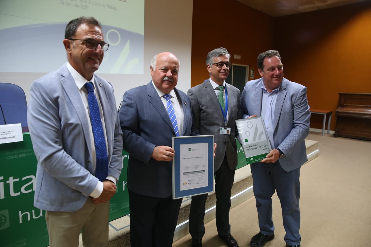 El consejero de Salud y Familias, Jesús Aguirre, ha presidido este viernes en Málaga la entrega de distintivos de certificación de calidad a unidades del sistema sanitario público de Andalucía y a centros de sanidad privada. El acto se he celebrado lugar en el Hospital Clínico. El consejero ha dicho que la calidad asistencial va en beneficio de los pacientes y ha precisado que en Málaga hay más de 1.200 profesionales y más de 120 unidades acreditados por su calidad.