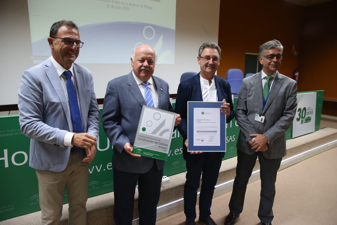 El consejero de Salud y Familias, Jesús Aguirre, ha presidido este viernes en Málaga la entrega de distintivos de certificación de calidad a unidades del sistema sanitario público de Andalucía y a centros de sanidad privada. El acto se he celebrado lugar en el Hospital Clínico. El consejero ha dicho que la calidad asistencial va en beneficio de los pacientes y ha precisado que en Málaga hay más de 1.200 profesionales y más de 120 unidades acreditados por su calidad.