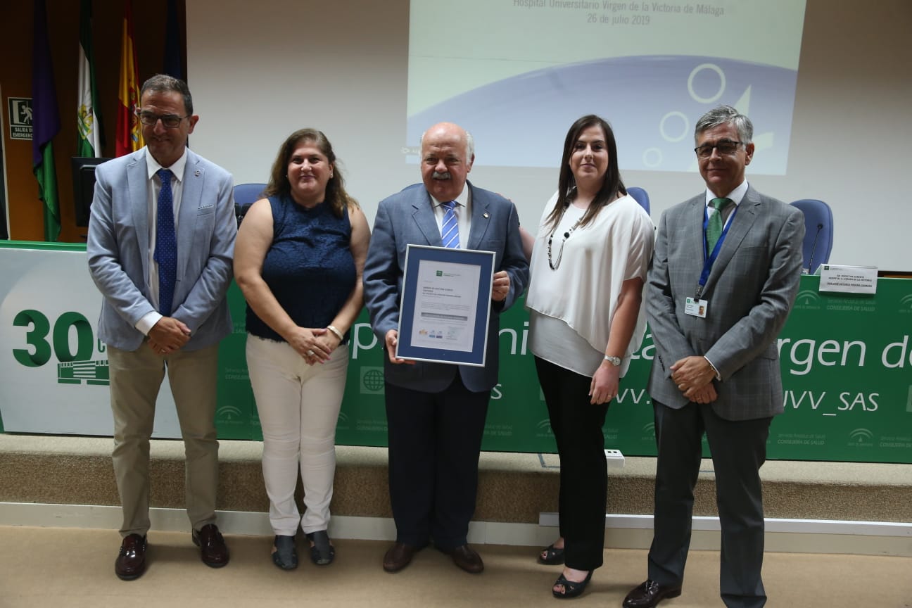 El consejero de Salud y Familias, Jesús Aguirre, ha presidido este viernes en Málaga la entrega de distintivos de certificación de calidad a unidades del sistema sanitario público de Andalucía y a centros de sanidad privada. El acto se he celebrado lugar en el Hospital Clínico. El consejero ha dicho que la calidad asistencial va en beneficio de los pacientes y ha precisado que en Málaga hay más de 1.200 profesionales y más de 120 unidades acreditados por su calidad.