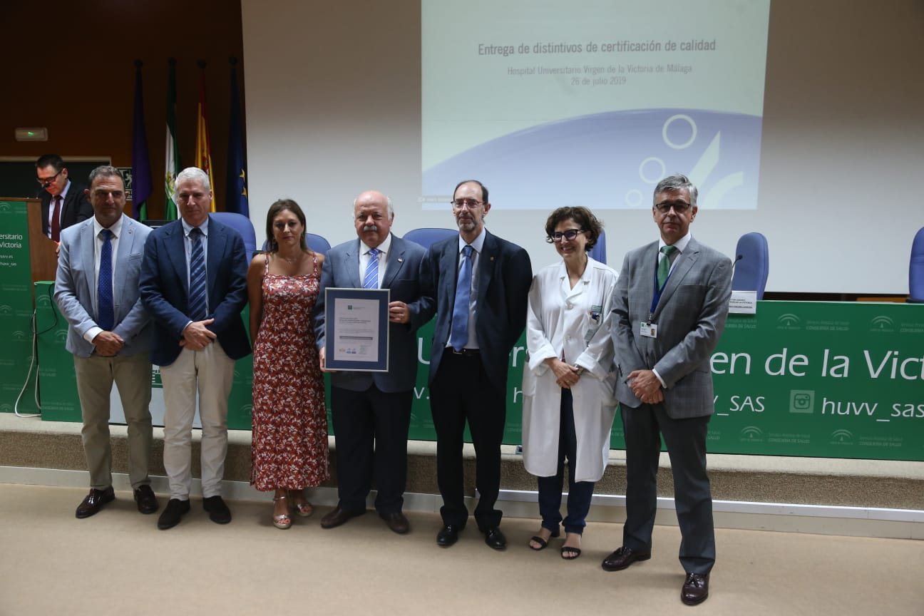 El consejero de Salud y Familias, Jesús Aguirre, ha presidido este viernes en Málaga la entrega de distintivos de certificación de calidad a unidades del sistema sanitario público de Andalucía y a centros de sanidad privada. El acto se he celebrado lugar en el Hospital Clínico. El consejero ha dicho que la calidad asistencial va en beneficio de los pacientes y ha precisado que en Málaga hay más de 1.200 profesionales y más de 120 unidades acreditados por su calidad.