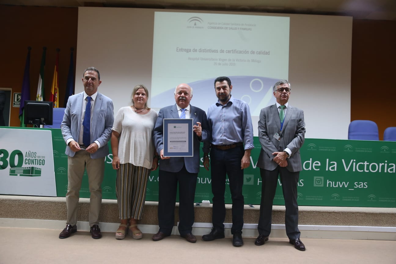 El consejero de Salud y Familias, Jesús Aguirre, ha presidido este viernes en Málaga la entrega de distintivos de certificación de calidad a unidades del sistema sanitario público de Andalucía y a centros de sanidad privada. El acto se he celebrado lugar en el Hospital Clínico. El consejero ha dicho que la calidad asistencial va en beneficio de los pacientes y ha precisado que en Málaga hay más de 1.200 profesionales y más de 120 unidades acreditados por su calidad.