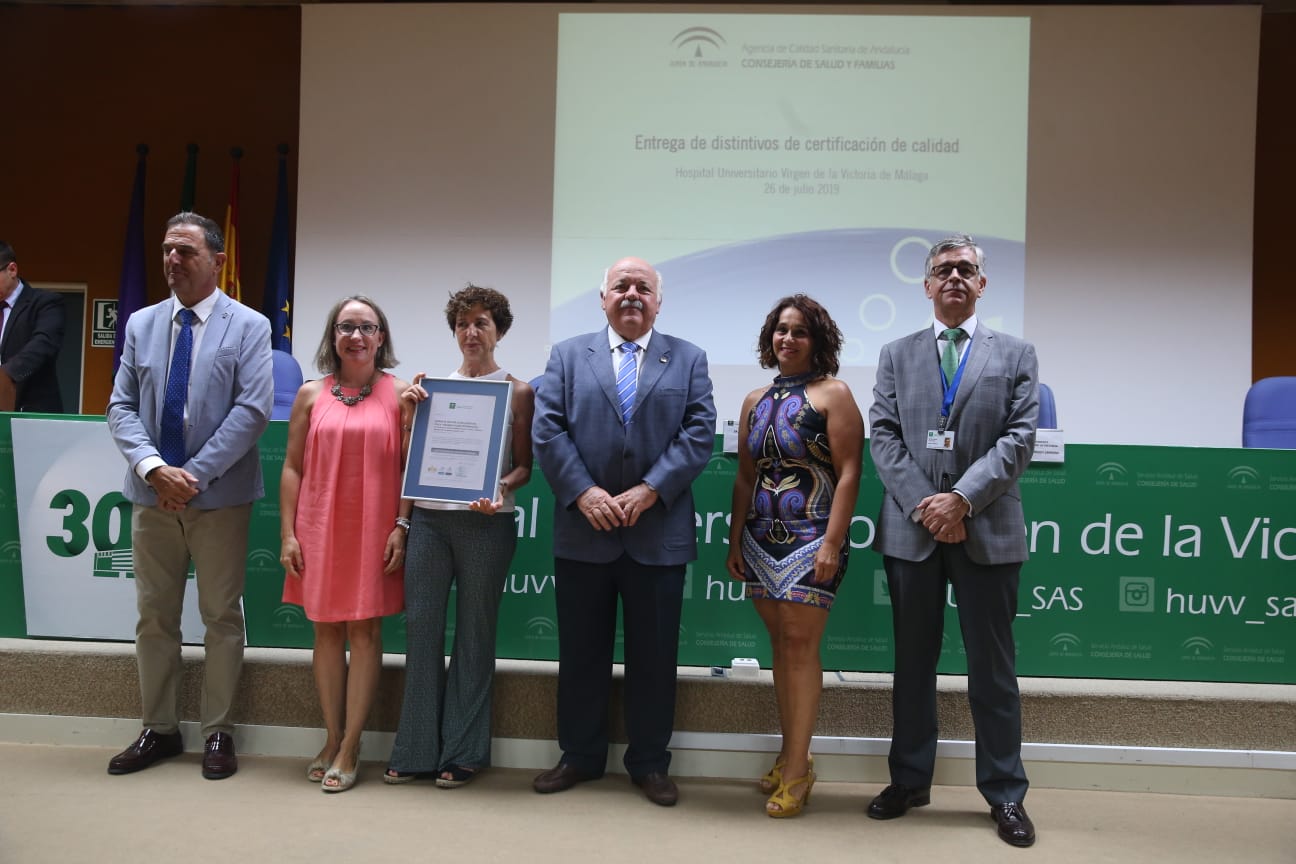 El consejero de Salud y Familias, Jesús Aguirre, ha presidido este viernes en Málaga la entrega de distintivos de certificación de calidad a unidades del sistema sanitario público de Andalucía y a centros de sanidad privada. El acto se he celebrado lugar en el Hospital Clínico. El consejero ha dicho que la calidad asistencial va en beneficio de los pacientes y ha precisado que en Málaga hay más de 1.200 profesionales y más de 120 unidades acreditados por su calidad.