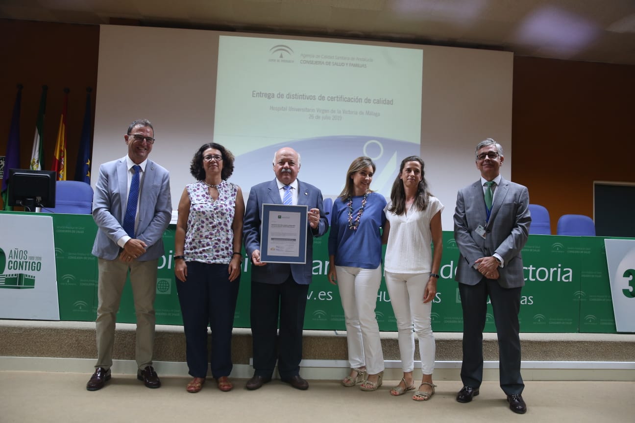 El consejero de Salud y Familias, Jesús Aguirre, ha presidido este viernes en Málaga la entrega de distintivos de certificación de calidad a unidades del sistema sanitario público de Andalucía y a centros de sanidad privada. El acto se he celebrado lugar en el Hospital Clínico. El consejero ha dicho que la calidad asistencial va en beneficio de los pacientes y ha precisado que en Málaga hay más de 1.200 profesionales y más de 120 unidades acreditados por su calidad.