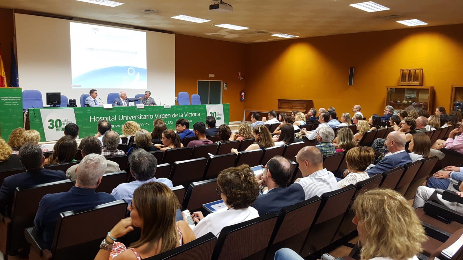 El consejero de Salud y Familias, Jesús Aguirre, ha presidido este viernes en Málaga la entrega de distintivos de certificación de calidad a unidades del sistema sanitario público de Andalucía y a centros de sanidad privada. El acto se he celebrado lugar en el Hospital Clínico. El consejero ha dicho que la calidad asistencial va en beneficio de los pacientes y ha precisado que en Málaga hay más de 1.200 profesionales y más de 120 unidades acreditados por su calidad.