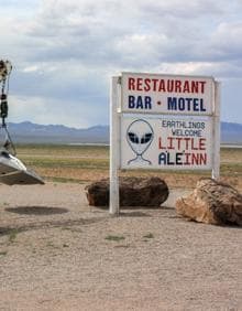 Imagen secundaria 2 - El secreto. Aviones espía A-12 de la CIA en la base secreta de Nevada en los años 60. El Centro Alien del Área 51 y publicidad de un motel 'extraterrestre'. 