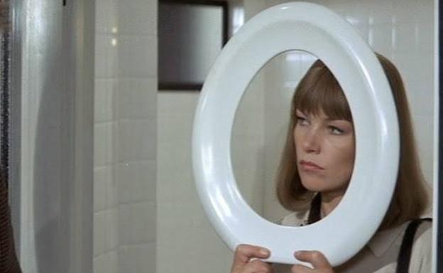 Imagen principal - Arriba, Glenda Jackson en la escena de la llegada al hotel Guadalmina. Abajo, George Segal, la actriz británica y el director Melvin Frank hablan de una escena en la cama de la habitación, y, cartel de la película. 