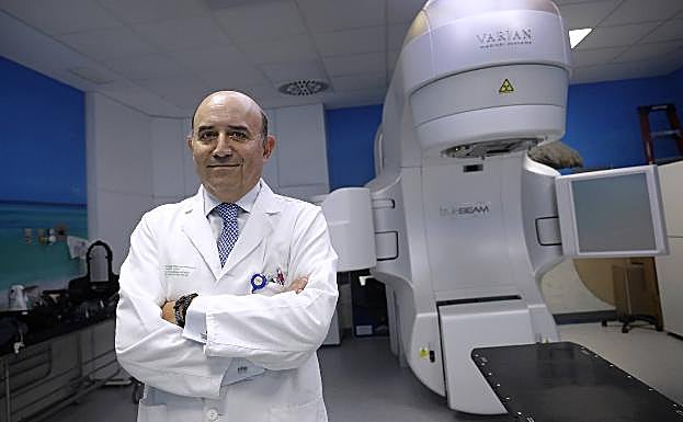 Jorge Contreras, en el servicio de oncología radioterápica del Hospital Regional de Málaga. 