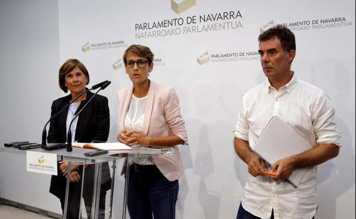 La secretaria general del Partido Socialista de Navarra (PSN) y candidata a la presidencia del Gobierno de Navarra, María Chivite (c), junto a la miembro de Geroa Bai, Uxue Barkos (d), y al secretario general de Podemos Navarra, Eduardo Santos (i).