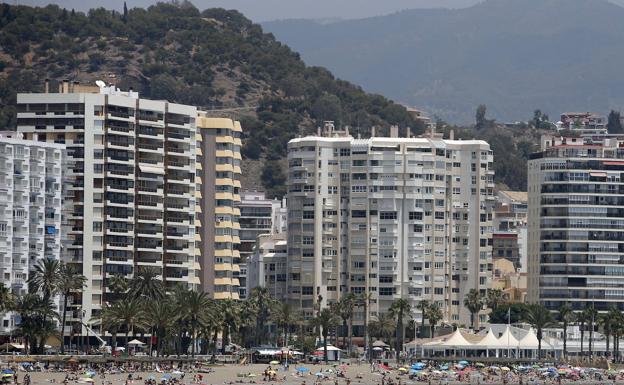 Uno de los bloques del paseo marítimo Ciudad de Melilla ha sido de los primeros en registrar la prohibición. 