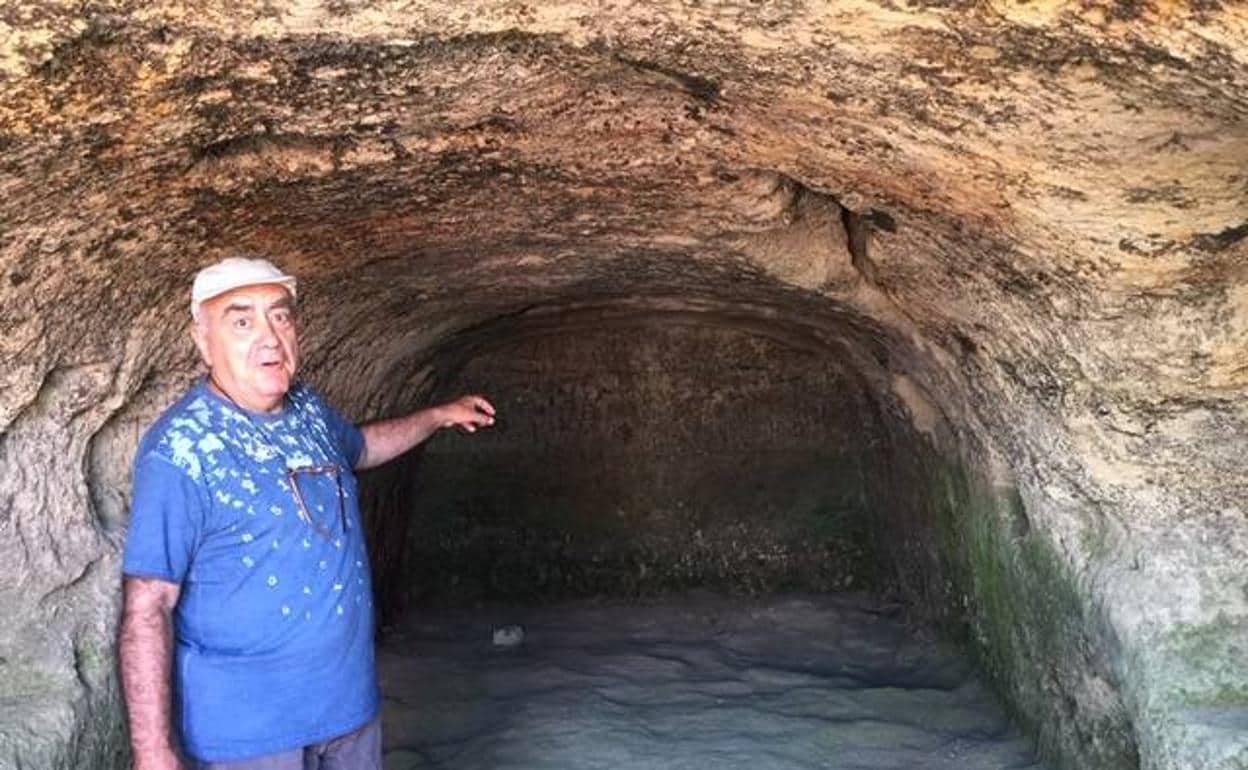 El arqueólogo jubilado Carlos Gozalbes, en la cueva. 