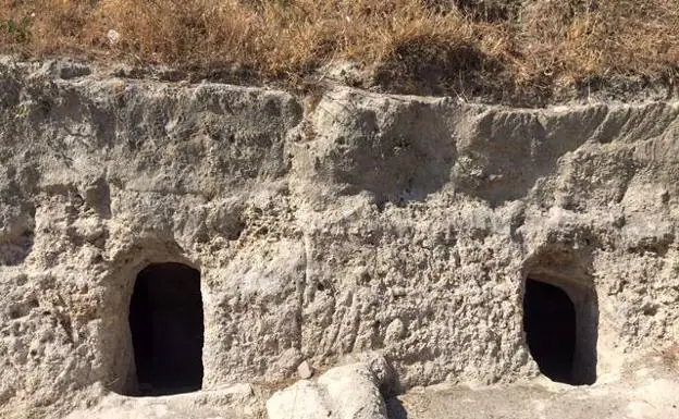 Imagen principal - Dos de los eremitorios encontrados en el paraje.Giménez, Torres, Viñolo y Gozalbes. Cerca de las cuevas, lo que podría ser un silo. 