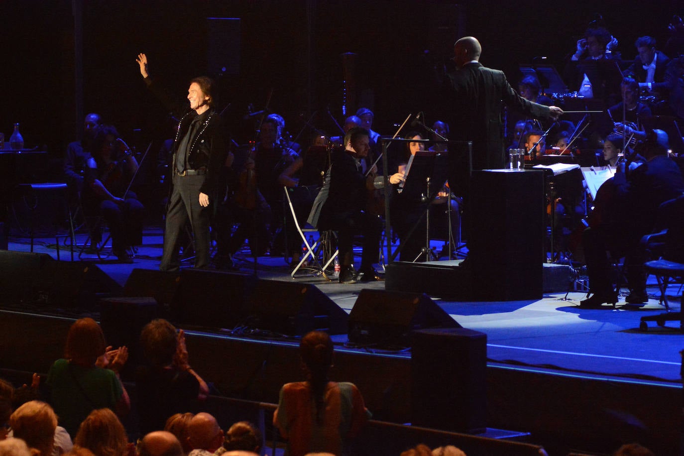 El cantante volvió al auditorio marbellí en una velada única que hizo disfrutar a un público entregado