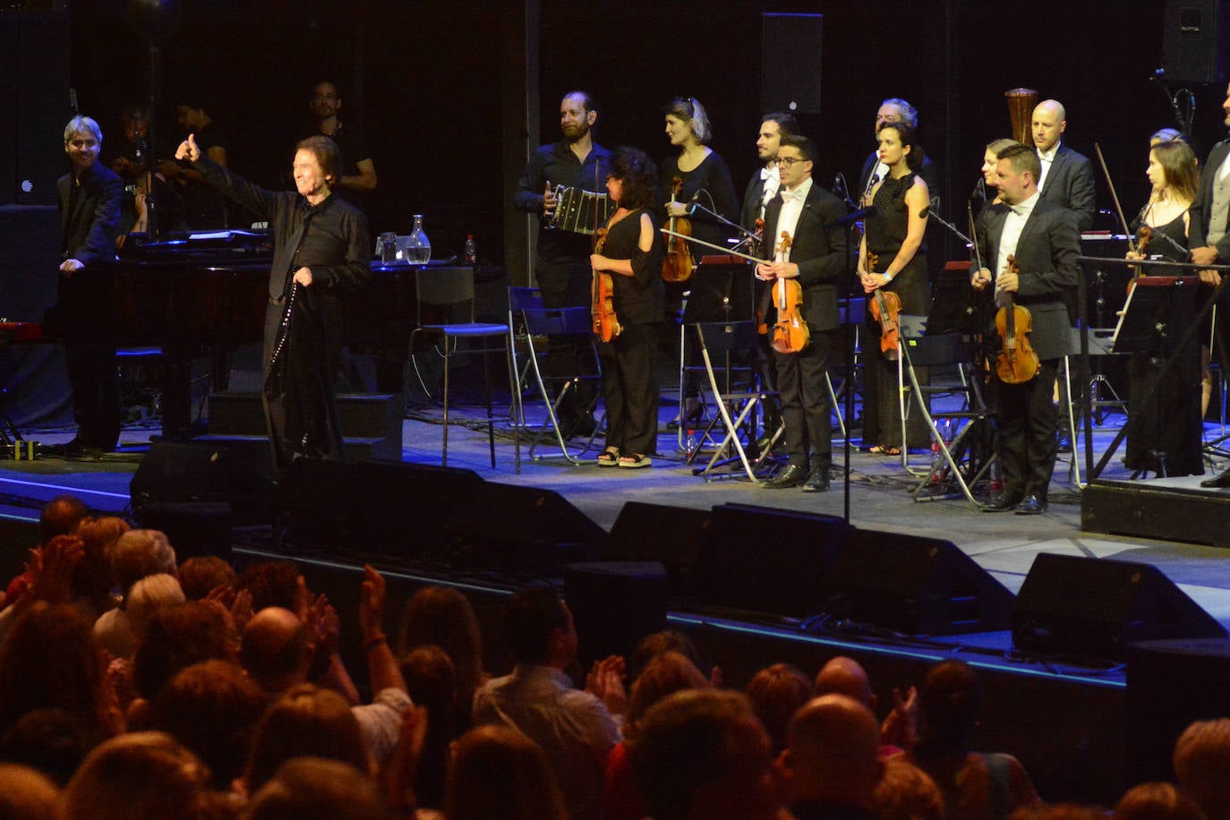 El cantante volvió al auditorio marbellí en una velada única que hizo disfrutar a un público entregado