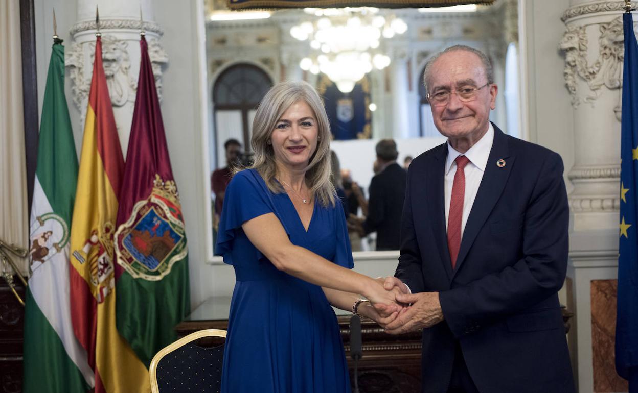 Patricia del Pozo y Francisco de la Torre tras firmar el acuerdo. 