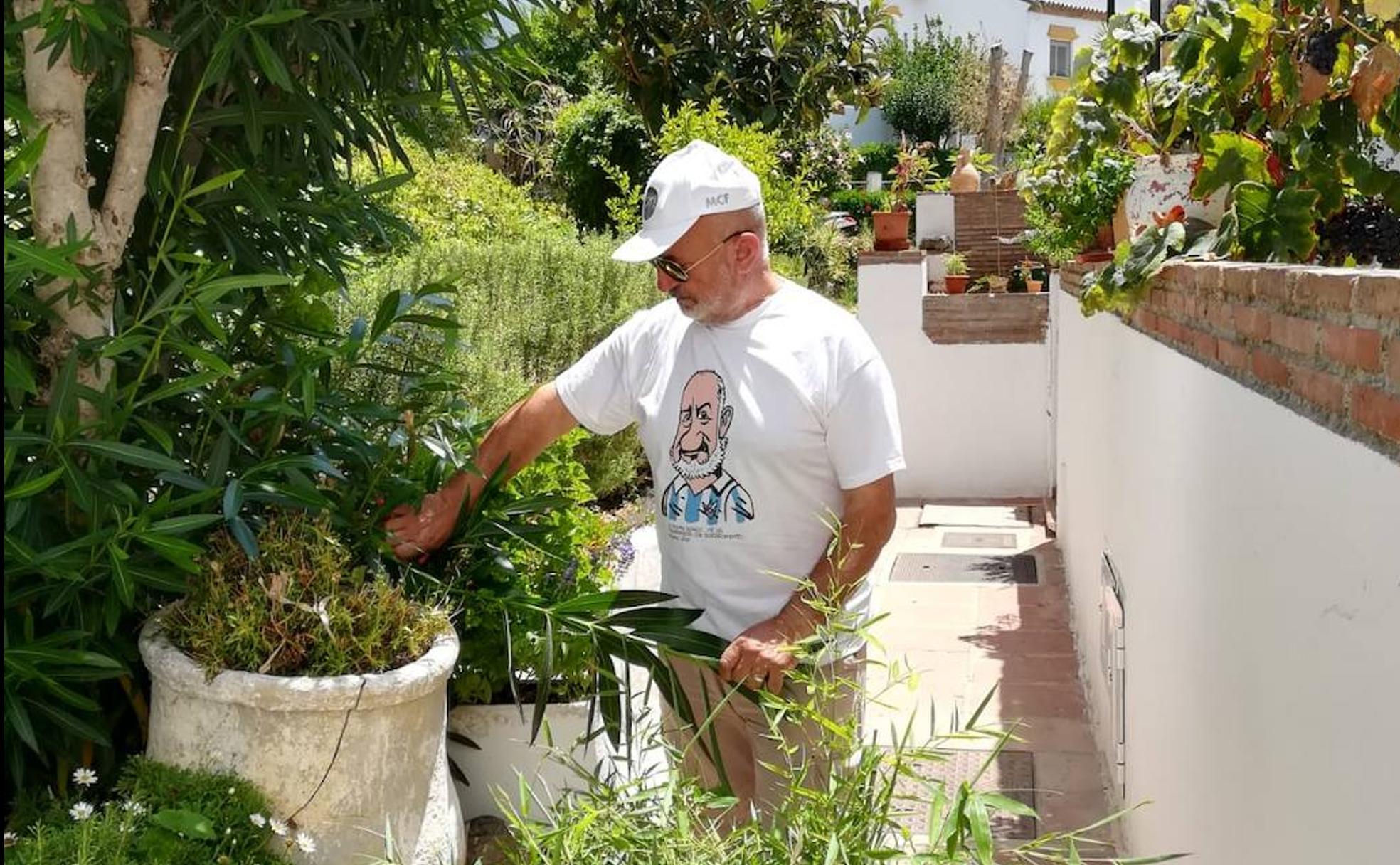 Isidoro Blanco Peralta lleva más de treinta años dedicados a la jardinería de la misma urbanización. 