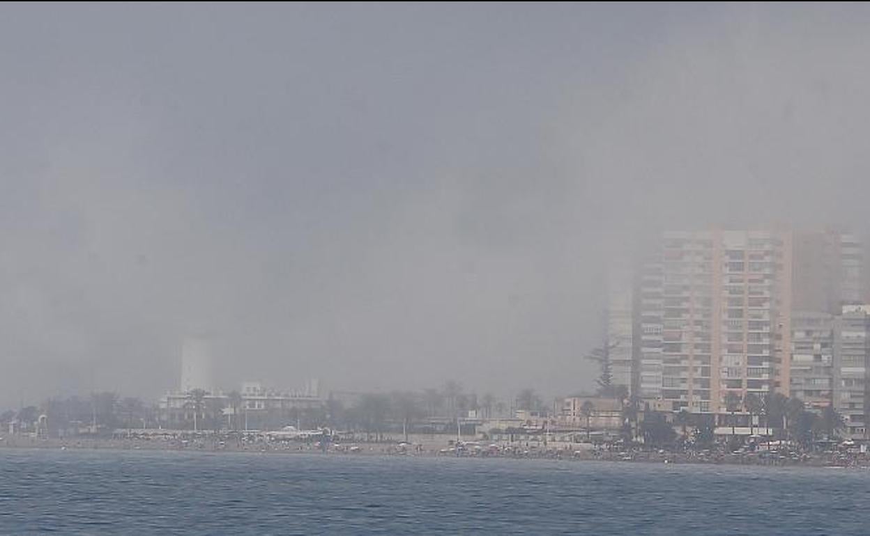 Imagen de este martes en La Malagueta, con La Farola de fondo.