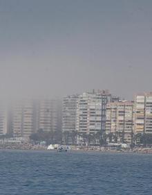 Imagen secundaria 2 - El taró vuelve a cubrir Málaga de niebla